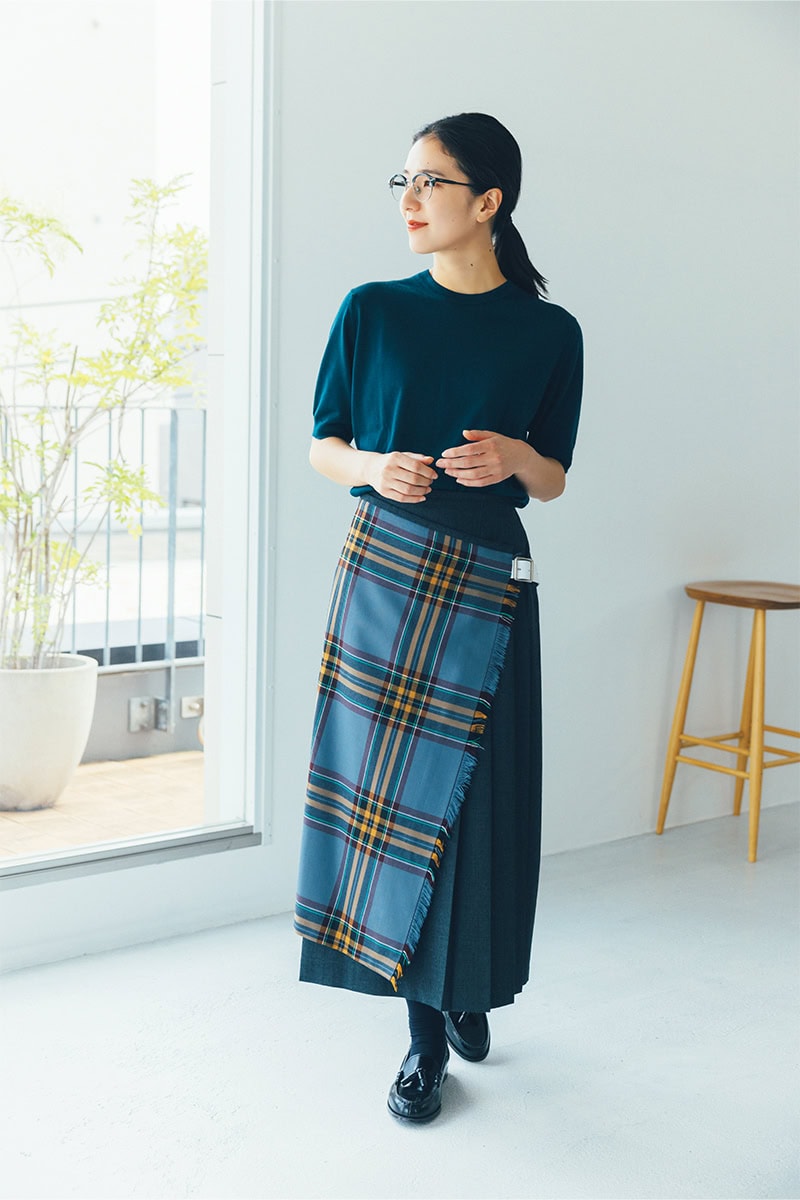 横田美憧さんが着こなす、ワザありデザインのチェックスカートでトラッドからカジュアルまで◎【リンネル11月号】