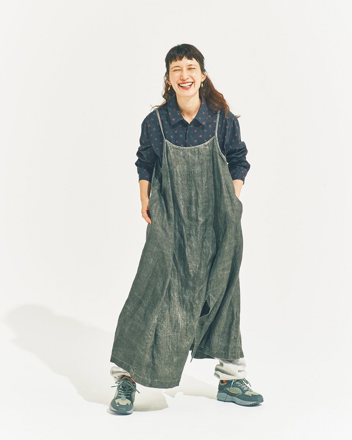 kazumiさんが着こなす、キャミワンピースにスウェットをのぞかせて、今どきスポーティに【リンネル11月号】