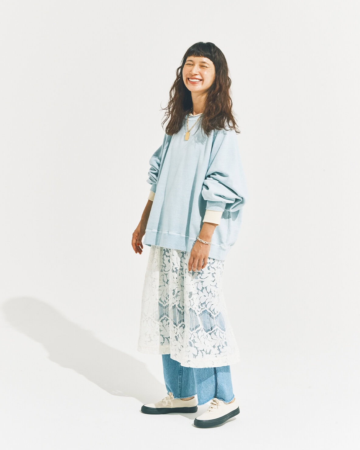 kazumiさんが着こなす、スウェット×レーススカートで、ラフのなかに大人の華やぎを【リンネル11月号】