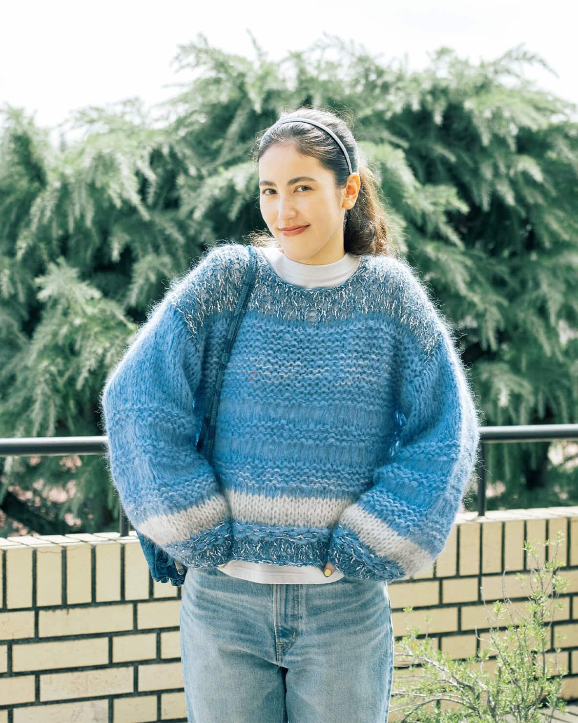 志暁さんが着こなす、北欧ブルーがフレッシュに映えるニット×デニムの大人カジュアルな装い【リンネル12月号】