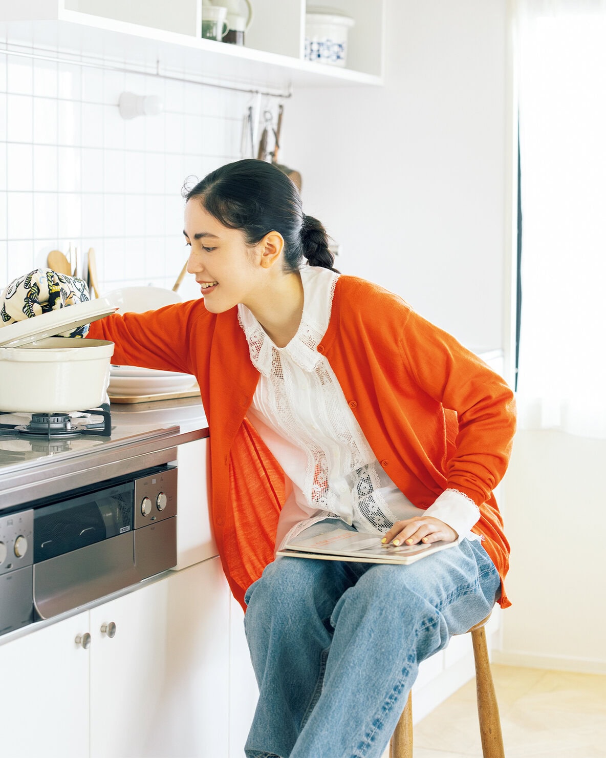 志暁さんが着こなす、レースの素材感とカーディガンの色で華やぐ! 北欧ムードなデニムスタイル【リンネル12月号】