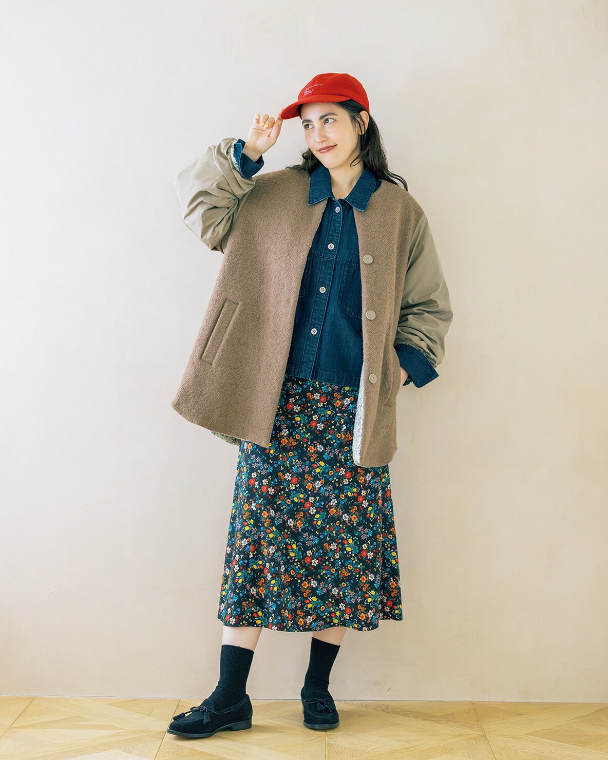 志暁さんが着こなす、花柄スカートをデニムジャケットでこなれたカジュアルスタイルに更新!【リンネル12月号】