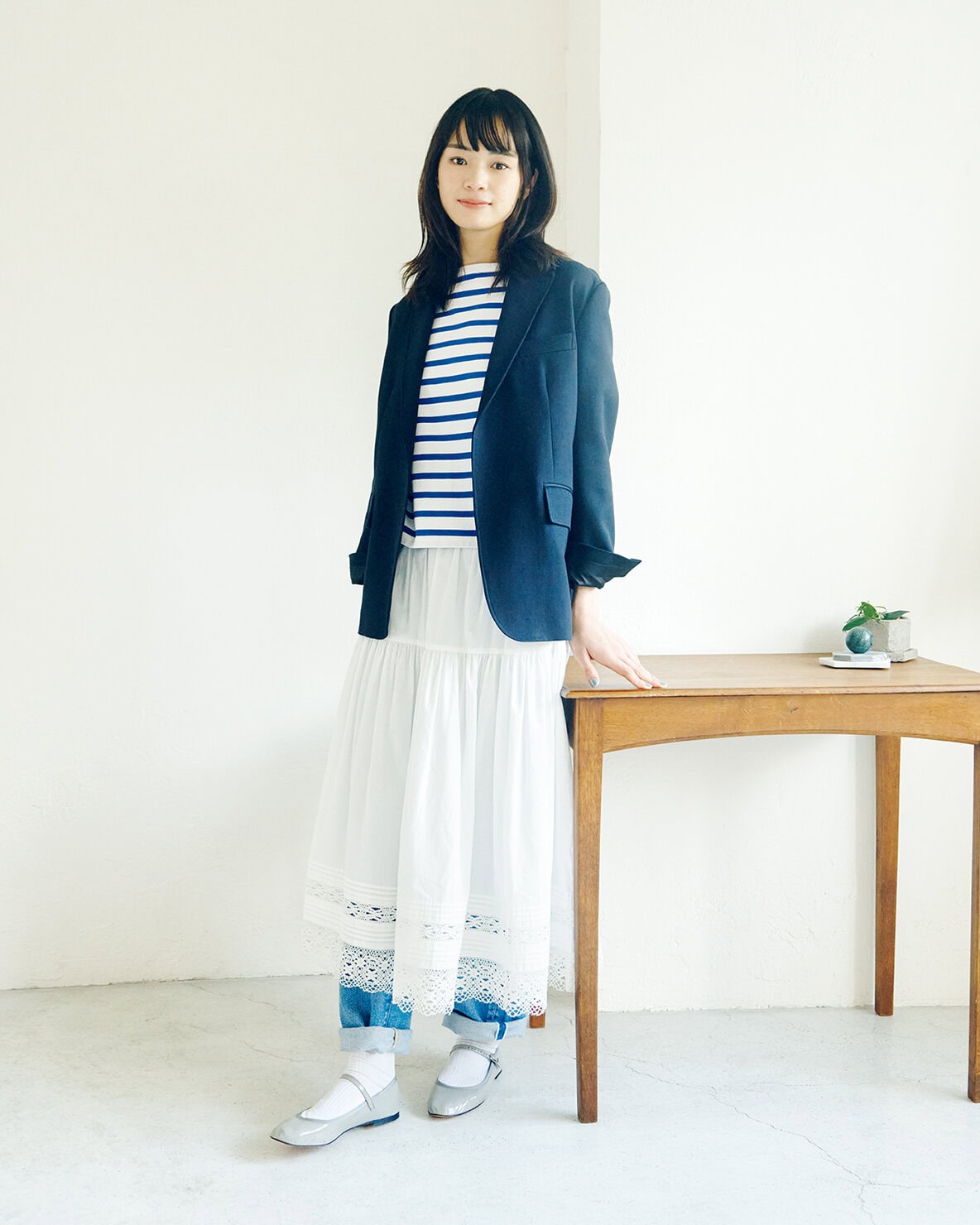 岡本 ゆいさんが着こなす、ロングスカート×ボーダーはさわやかトーンでフレンチシックに【リンネル12月号】