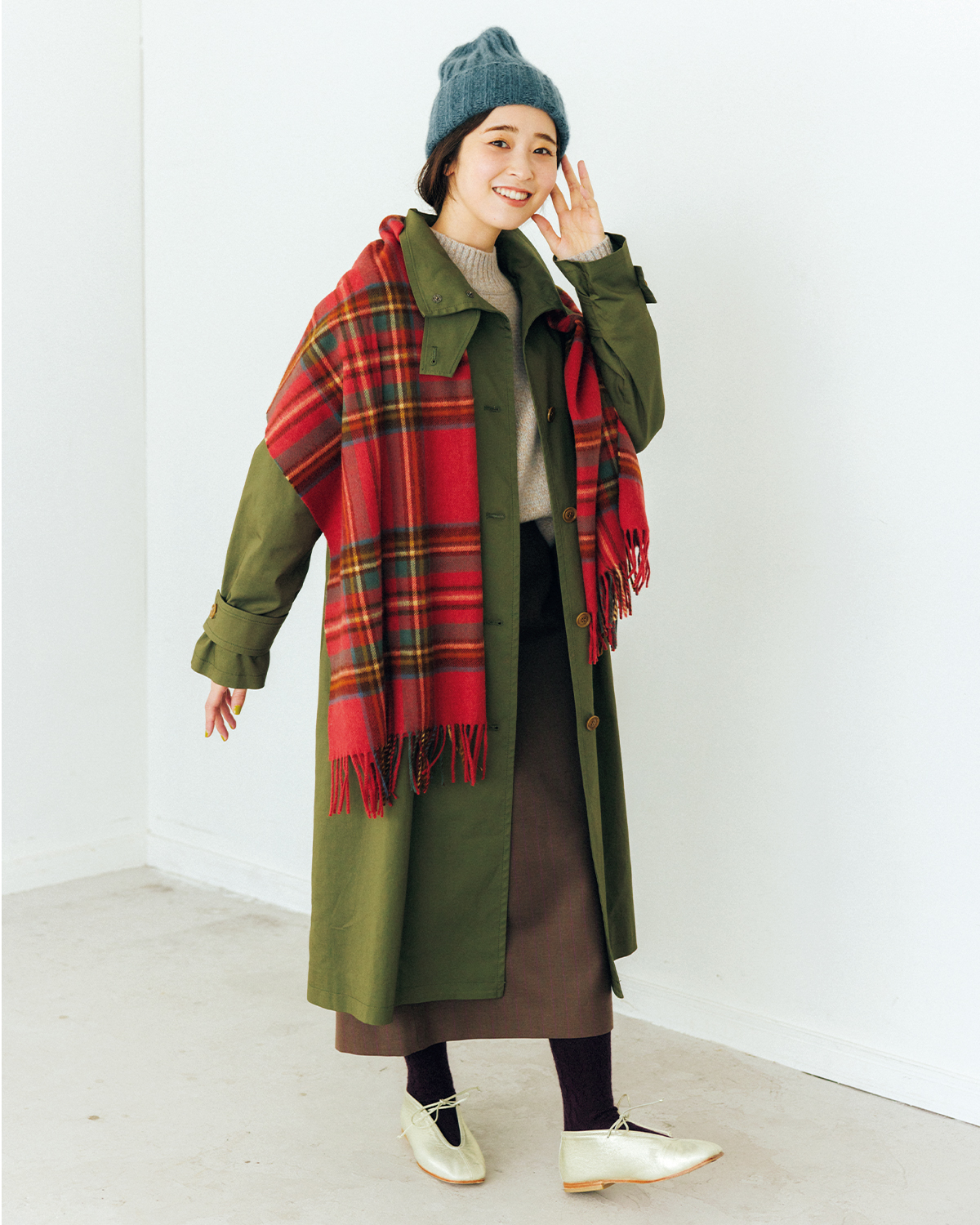 ゆべしさんが着こなす「ステンカラーコート×タータンチェックであたたかさと華やかさを両立」【リンネル1月号】