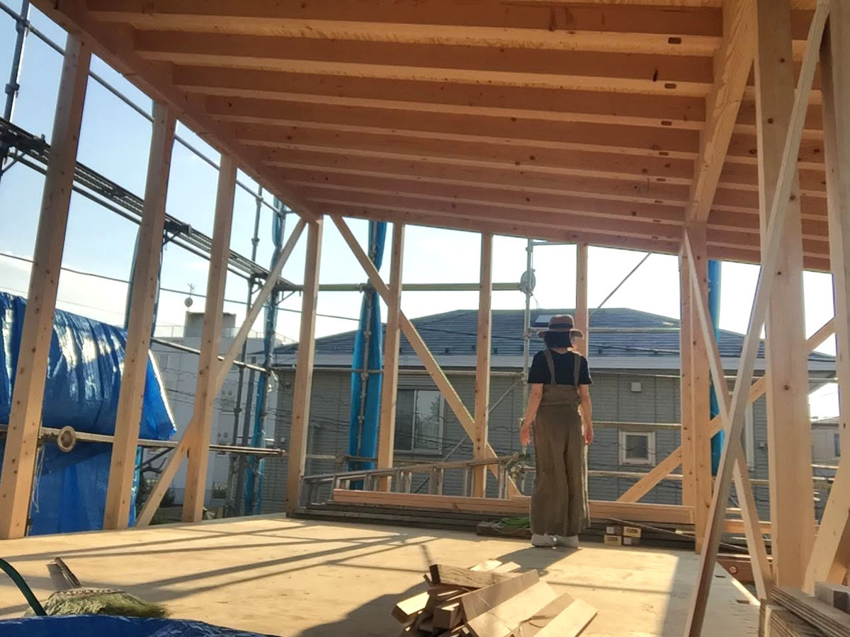 家を建てる前の大工さん達が柱や屋根などの骨組みを一気に組み立てる上棟式