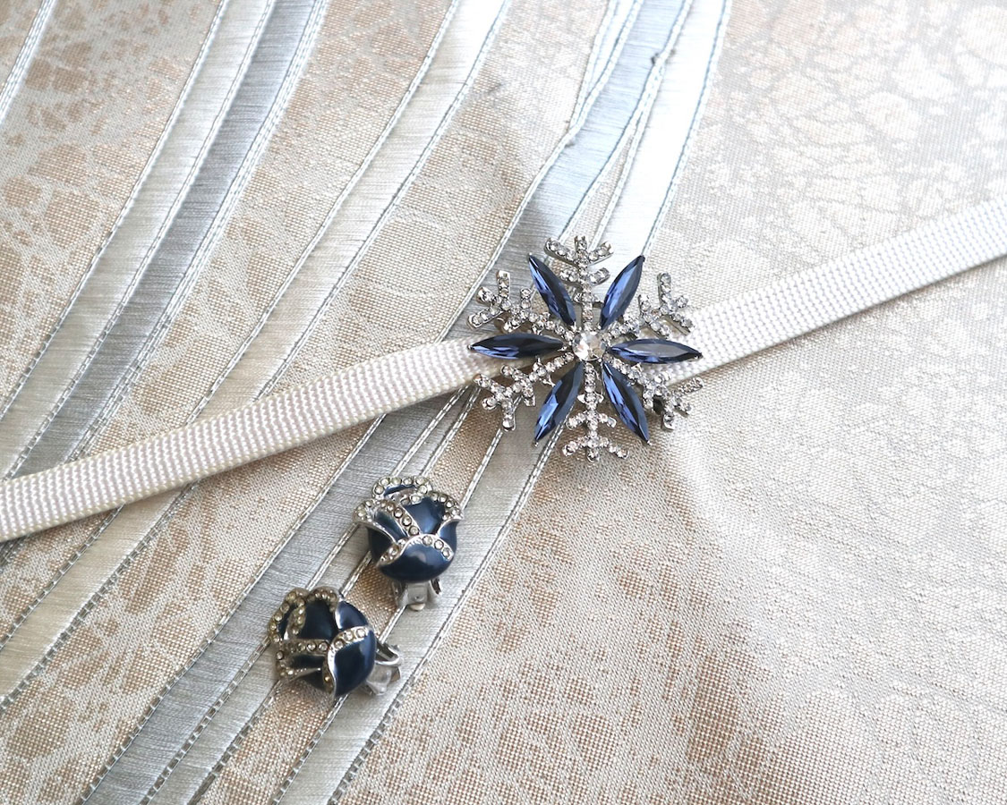 帯留め代わりの雪の結晶のブローチと、祖母から譲り受けた薔薇のモチーフのイヤリング