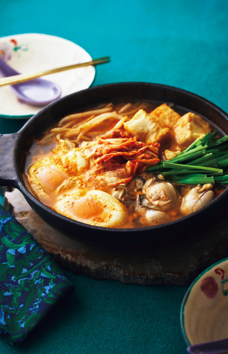 【有賀 薫さんの「牡蠣と卵のコチュジャン鍋」レシピ】 具沢山なのに時短でうれしい!