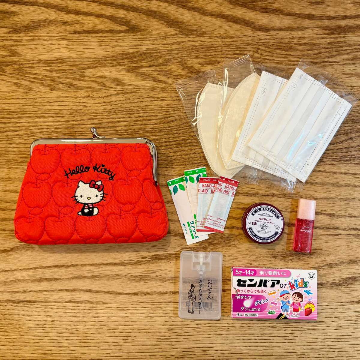 リンネル3月号増刊付録 ハローキティの刺しゅう入りがま口ポーチの中に入れた子どもとのお出かけ時の必需品