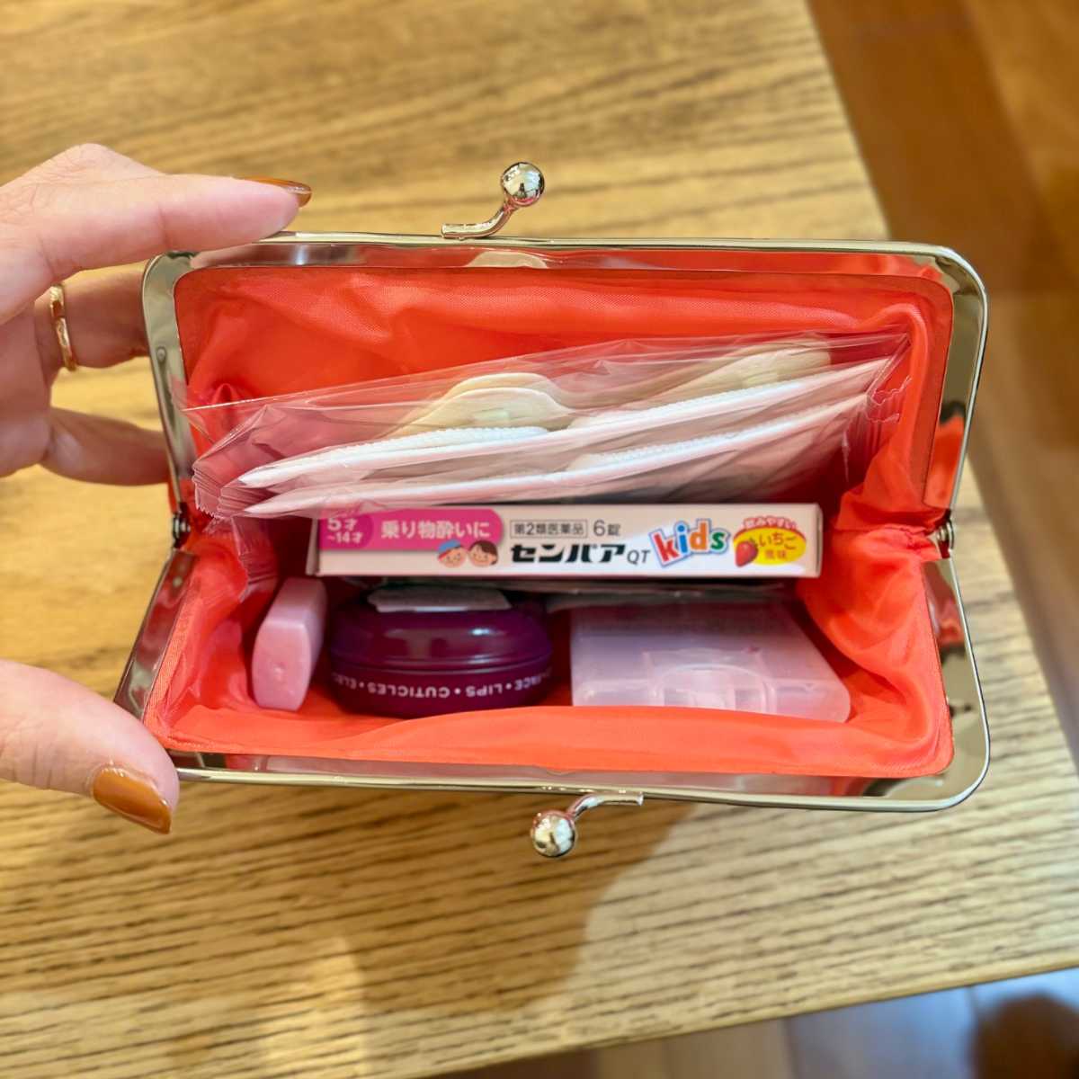 リンネル3月号増刊付録 ハローキティの刺しゅう入りがま口ポーチの中