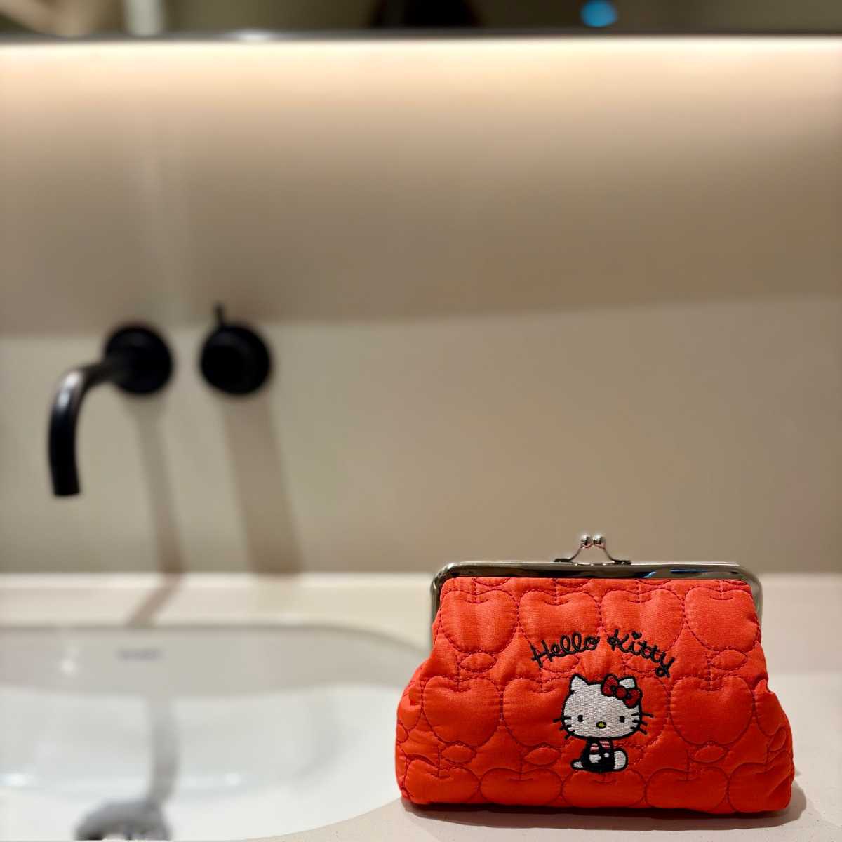 リンネル3月号増刊付録 ハローキティの刺しゅう入りがま口ポーチ