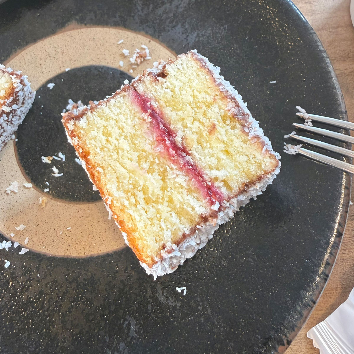 grafで食べたラズベリージャムをスポンジでサンドしてチョコとココナッツでコーティングしたケーキ、ラミントンに感動