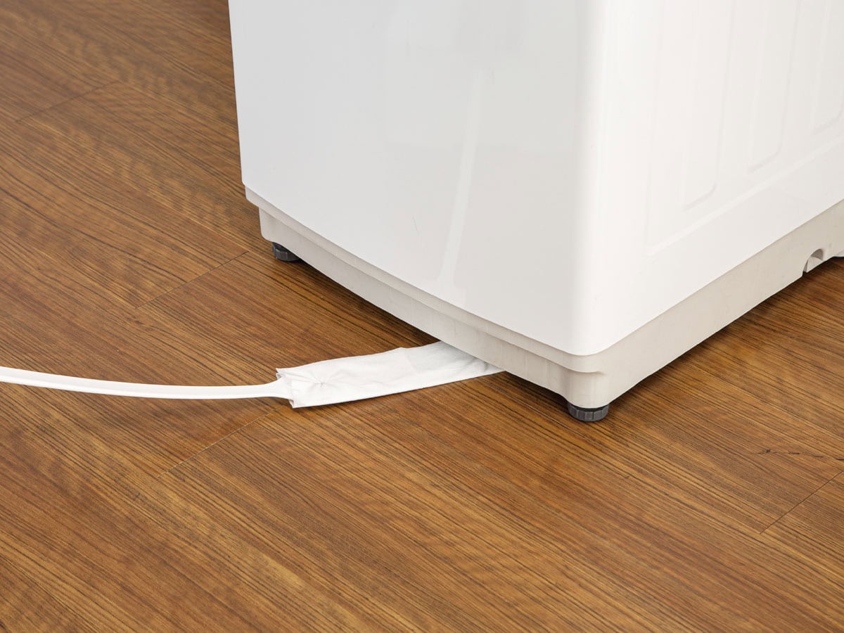 〈ニトリ〉のマグネット 隙間ホコリとりは、洗濯機下のわずかな隙間にも届く!