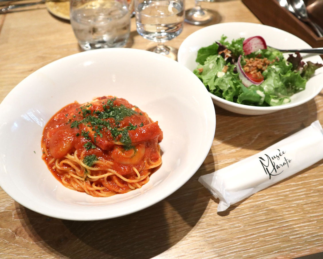 Musée KARATO (ミュゼカラト)の完熟トマトとモッツァレラのパスタ、ミニサラダ