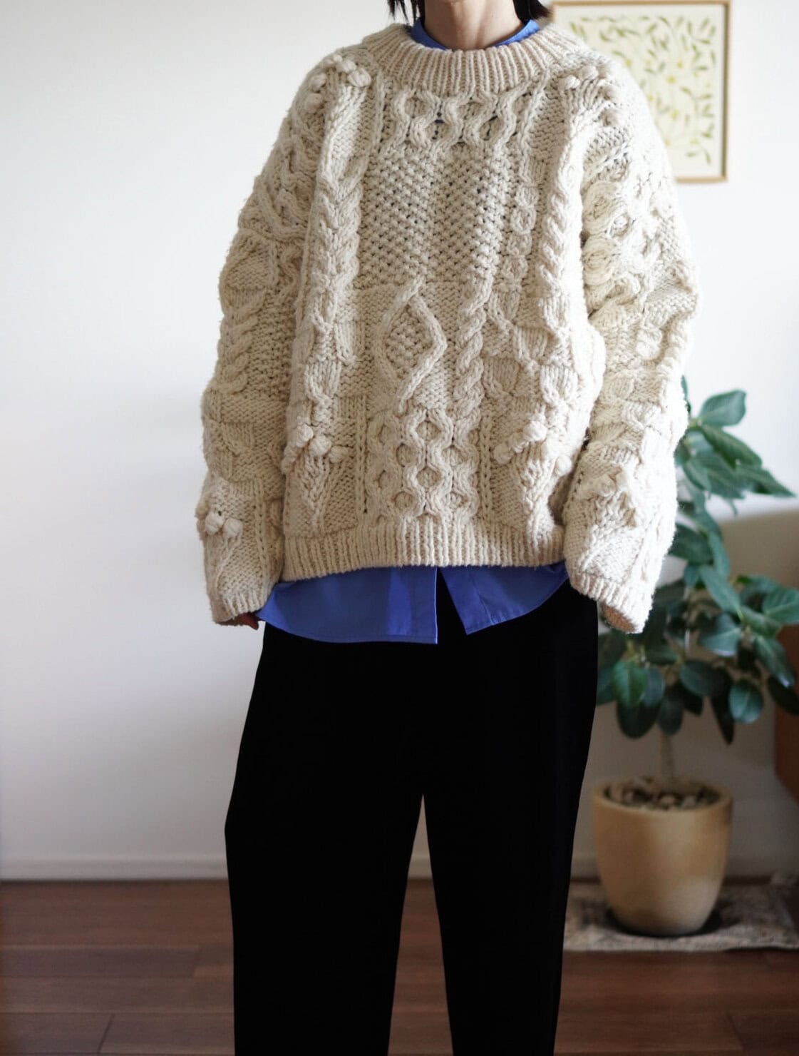 ニットにシャツのレイヤード