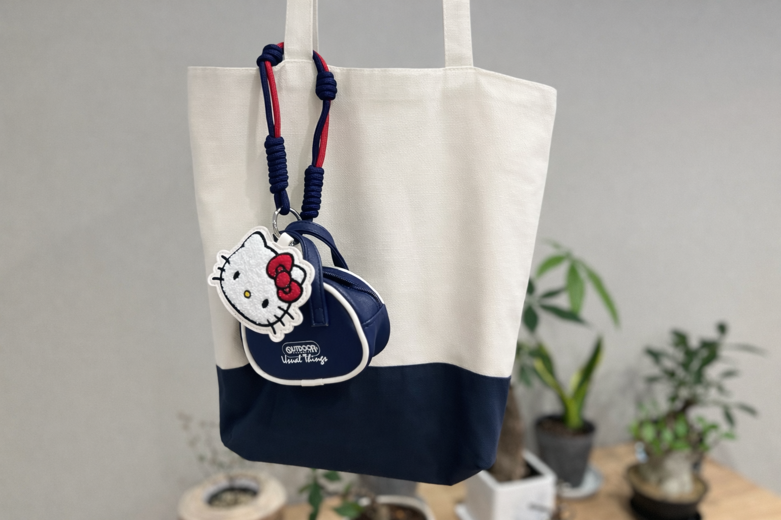 リンネル3月号付録 ハローキティ×アウトドアプロダクツ付録 バッグ形ポーチ&顔型ポーチのチャームセット