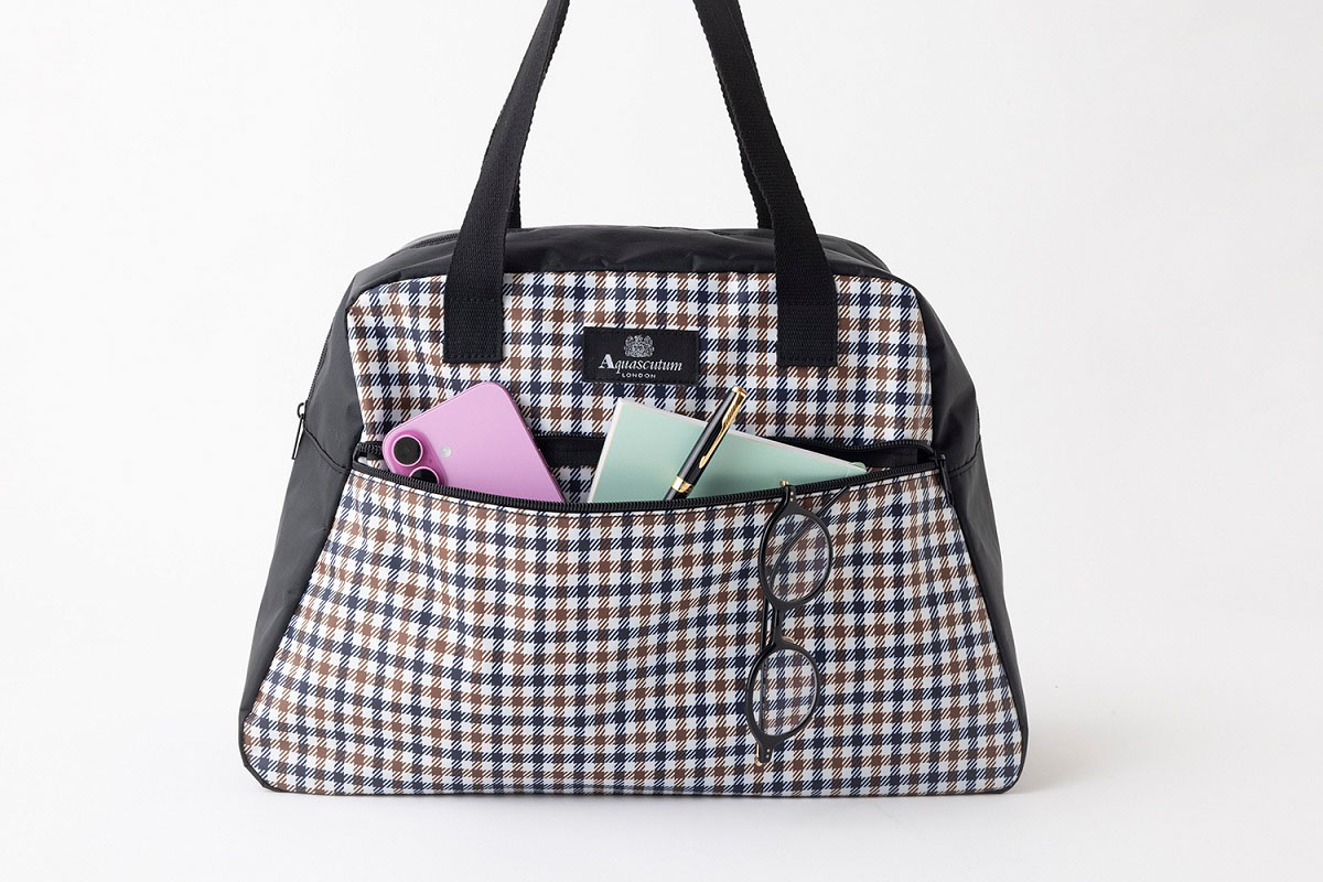 GLOW 2026年3月号付録は、さっとモノが取り出せる、ファスナー付きのフロントポケットが魅力