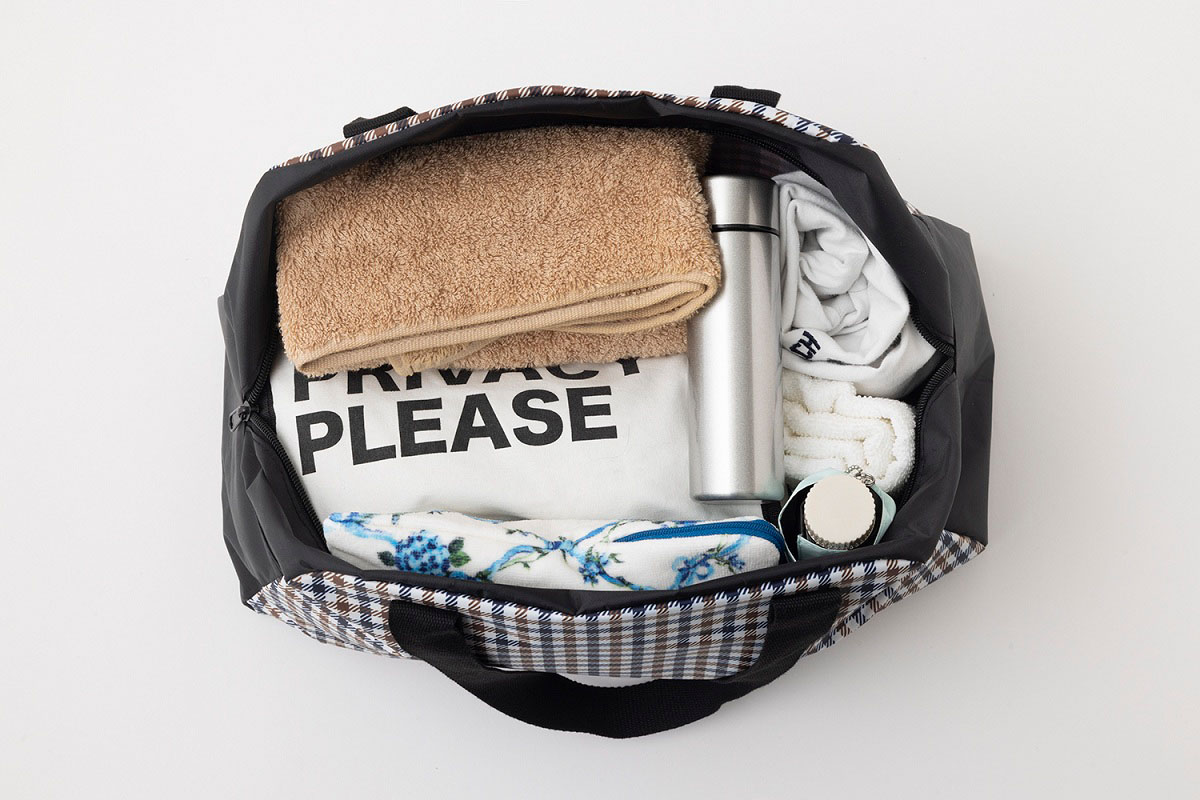 GLOW 2026年3月号付録は、英国老舗“アクアスキュータム”の洗練ボストンバッグ。大容量で旅にも活躍!