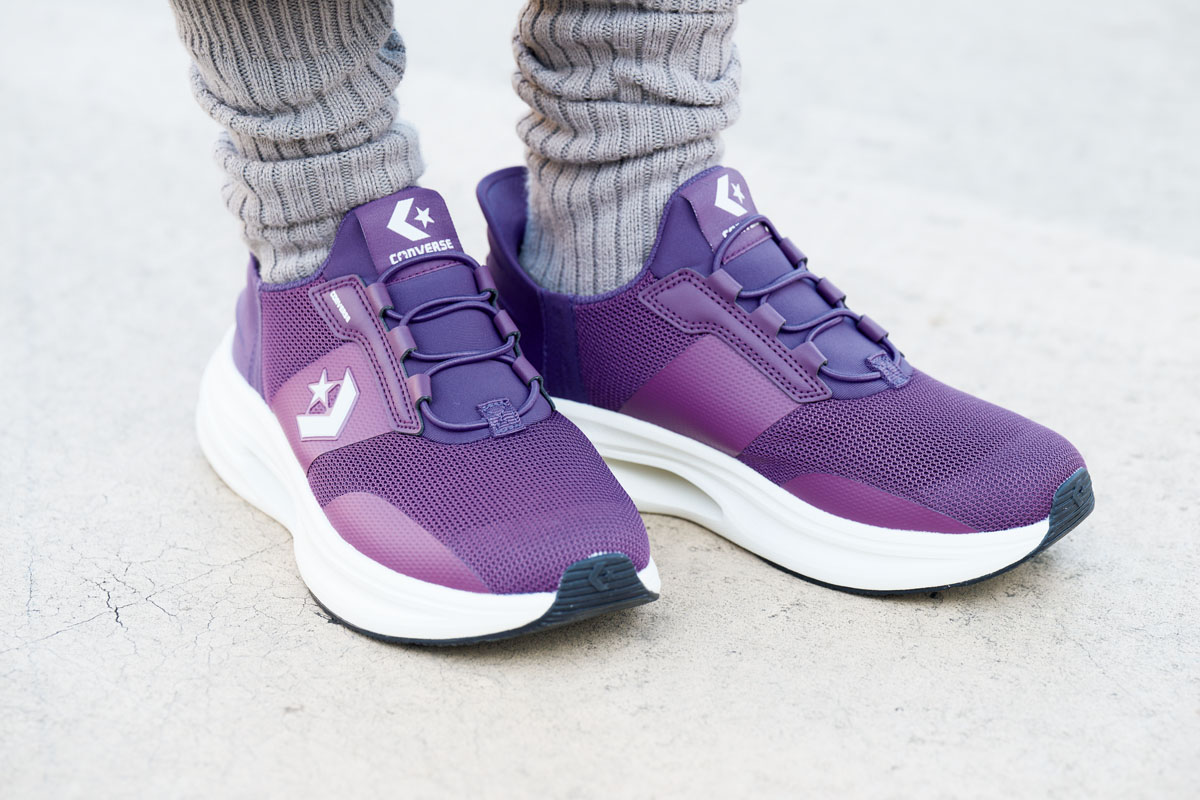 今季は、機能性とデザイン性を両立したハンズフリーシューズが豊作。コンバースの「スリットスライド」も注目株