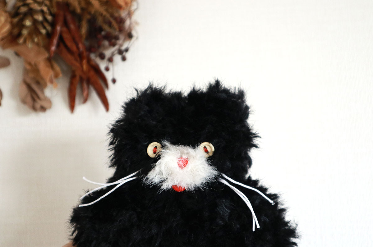 オルネコ「オリジナル・キャットウォーマーポーチ Minuminu(レンジタイプ)」は、新色として「ハイイロ」が登場し、「クロ」と合わせて2色展開