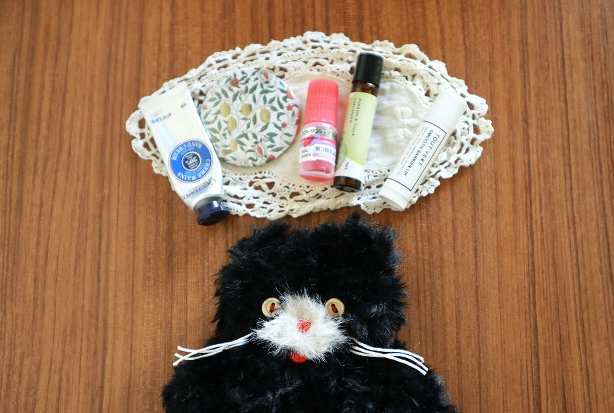 オリジナル・キャットウォーマーポーチ Minuminu(レンジタイプ)中の保温剤を取り出せば、イヤホンやリップなど小物を入れられるポーチに早変わり。ウォーマーとして使わない時期でも使えるのがうれしいポイントです。