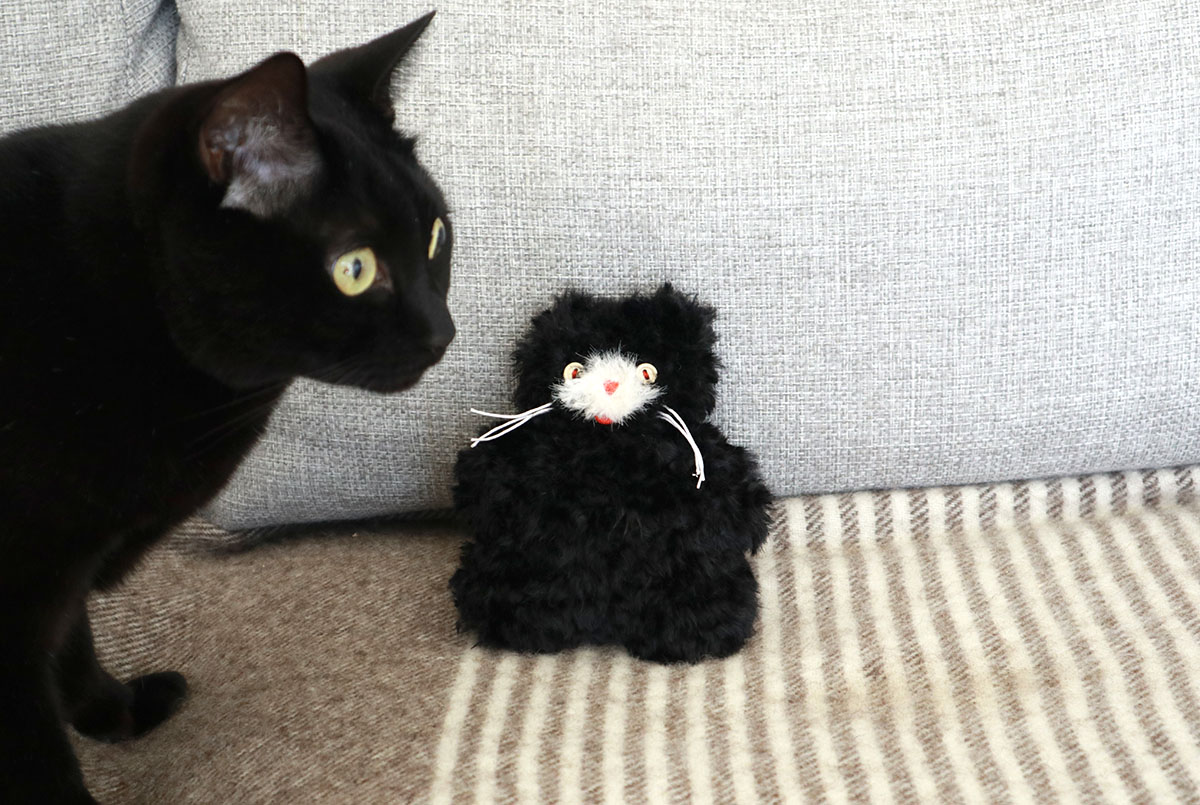 オルネコさんとは、フランス・ヨーロッパを中心とした国内外のインテリア雑貨を扱う「オルネ ド フォイユ」の猫好きスタッフさんが立ち上げたキャットアイテムブランド。