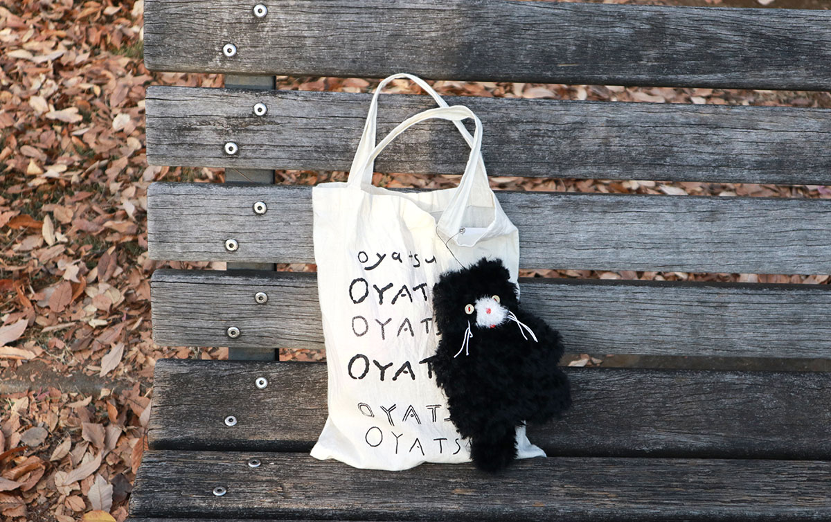 オリジナル・キャットウォーマーポーチ Minuminu(レンジタイプ)は上部にループが付いているので、キーチェーンなどを通せばバッグチャームとして一緒におでかけもできます。冬の相棒にぴったり。