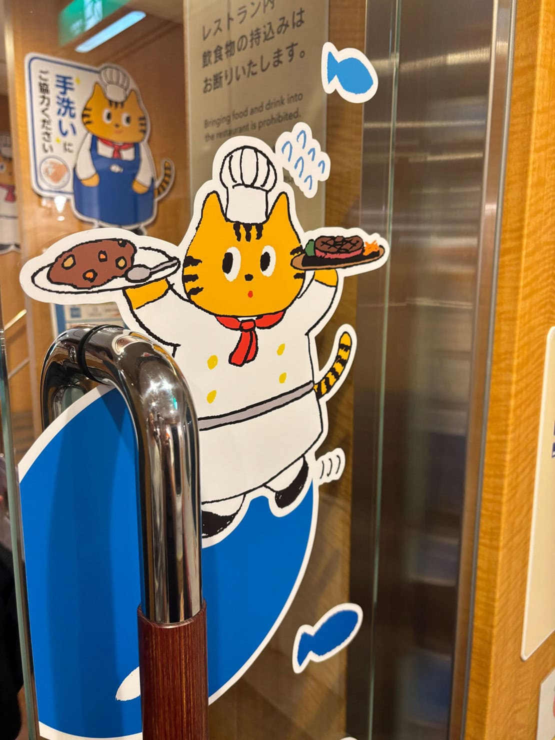 阪九フェリーのレストランの扉にふねこが!