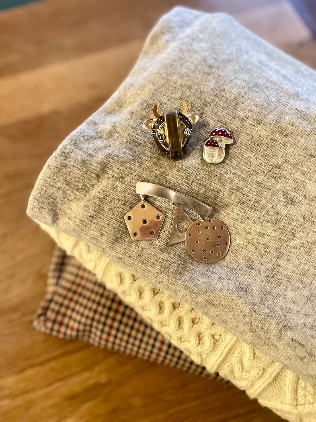 メキシカンシルバーのブローチ(SAEDECO)、きのこのブローチ(havane)、動物モチーフのブローチ(富田菜摘さん)
