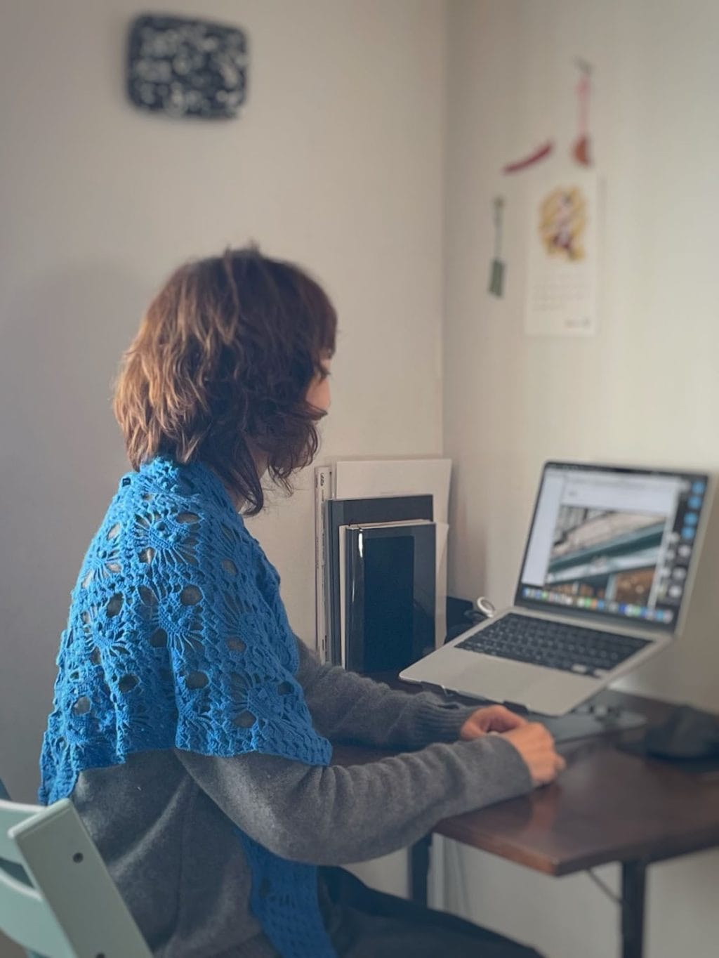 手編みのあったかアイテムで冬の家時間をごきげんに。気持ちもやわらかく包み込むニット