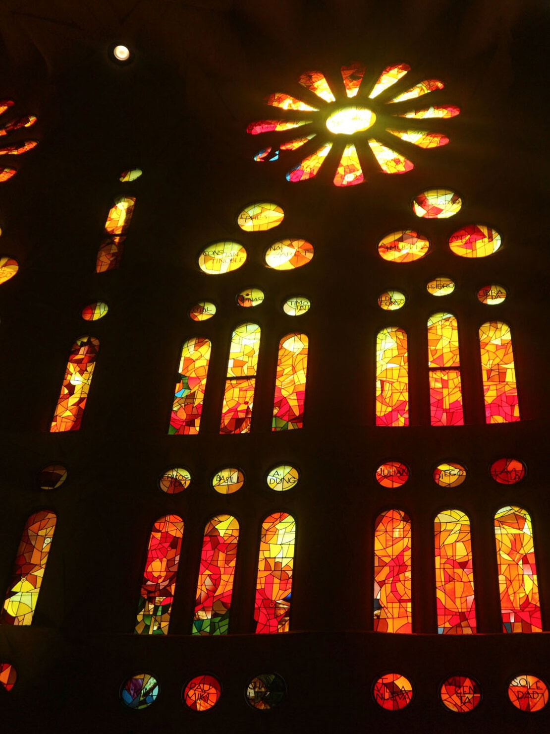 サグラダ・ファミリアの時間帯によって表情が変わるステンドグラスから差し込む光の様子