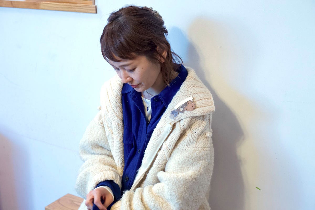 大人女子のブローチコーデ