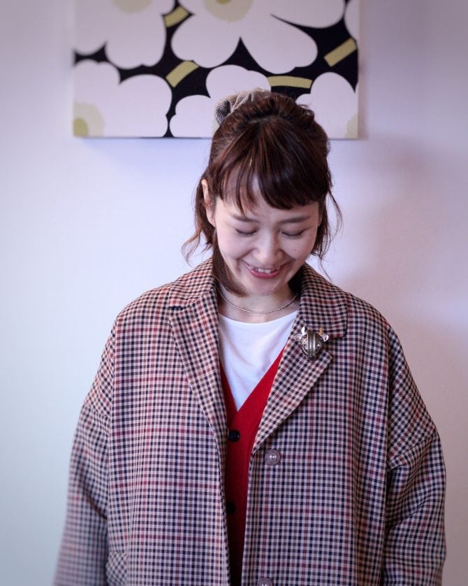 冬のおしゃれは“ブローチ”でもっと楽しくなる。自由に楽しむためのつけ方のポイント