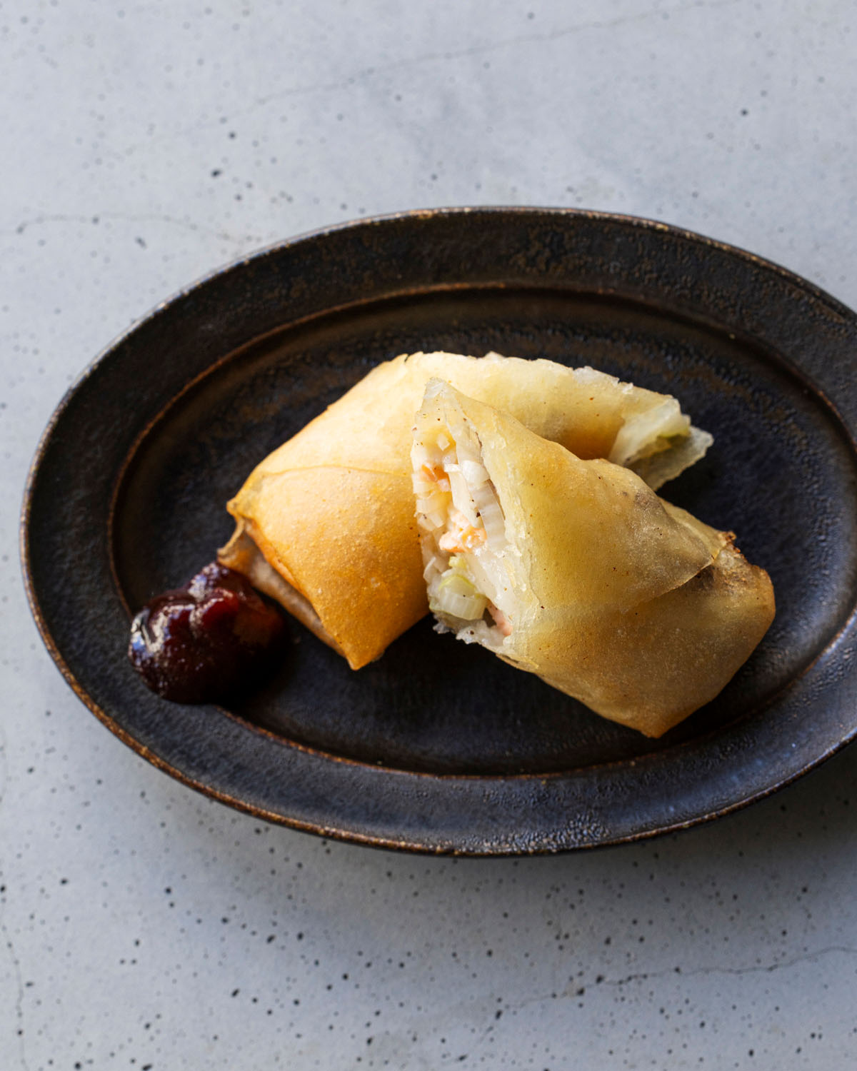 【餅レシピ】 酒のツマミにもピッタリ! 餅と鮭の香味春巻き:レシピ・中本千尋さん