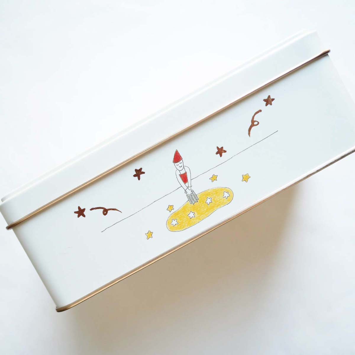 フェアリーケーキフェア×フェーブ作家Fèvesビスケット缶の側面