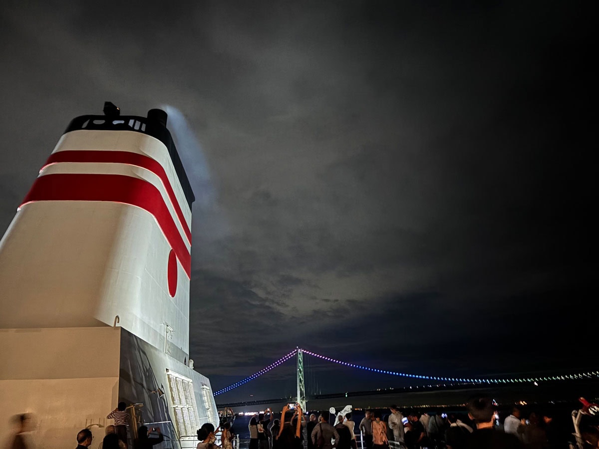 阪九フェリーに乗車中、ライトアップされている明石海峡大橋の下を船がくぐりました