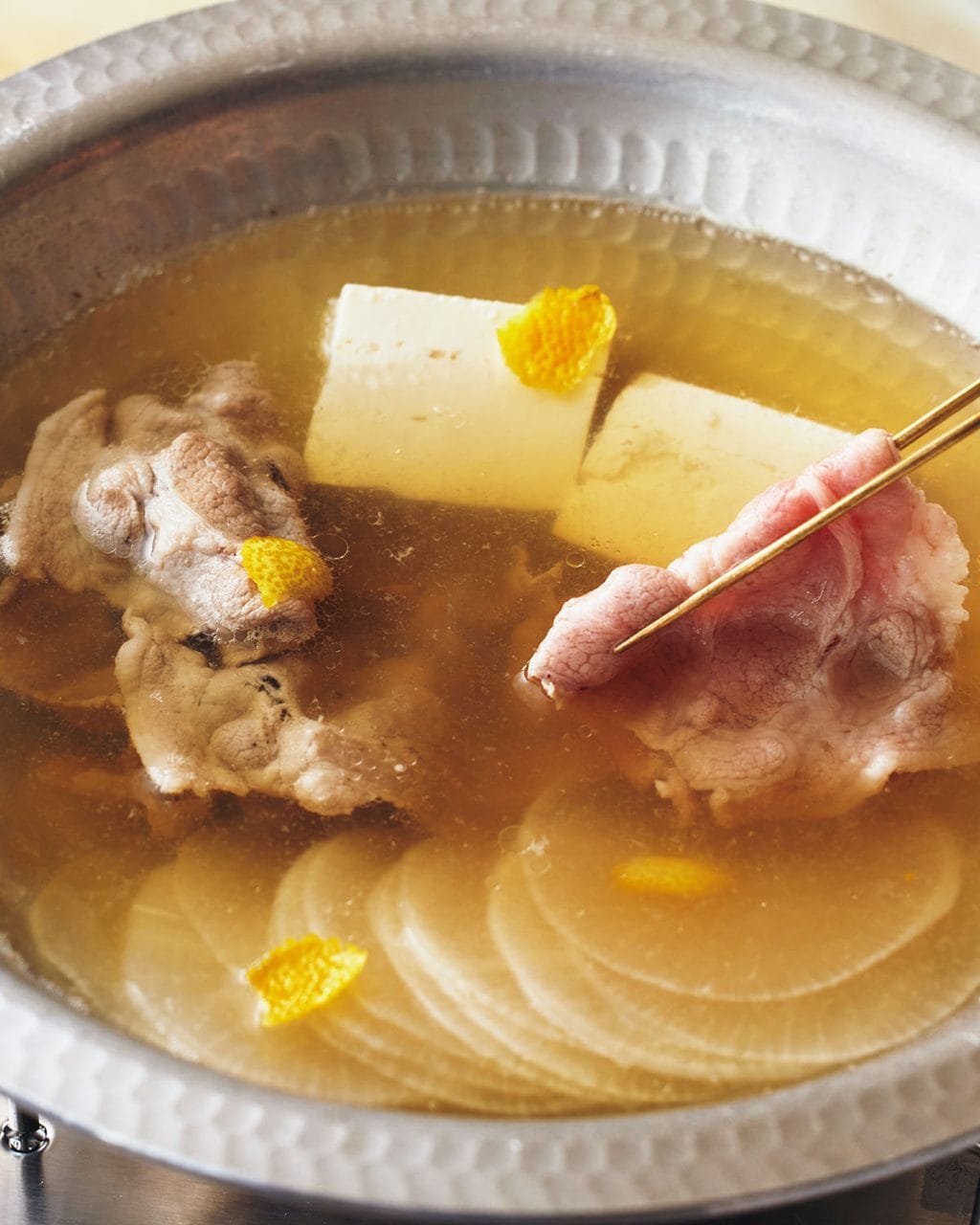 【有賀 薫さんのスープ鍋レシピ】 豚肉と薄切り大根のナンプラーしゃぶしゃぶ