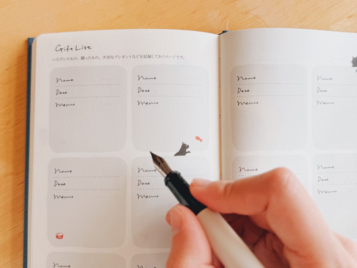 挿絵ページの、ねこのイラストがとってもかわいい。 贈り物の記録や毎月の振り返りも書けるページもあり、シンプルですが充実した中身になっています。
