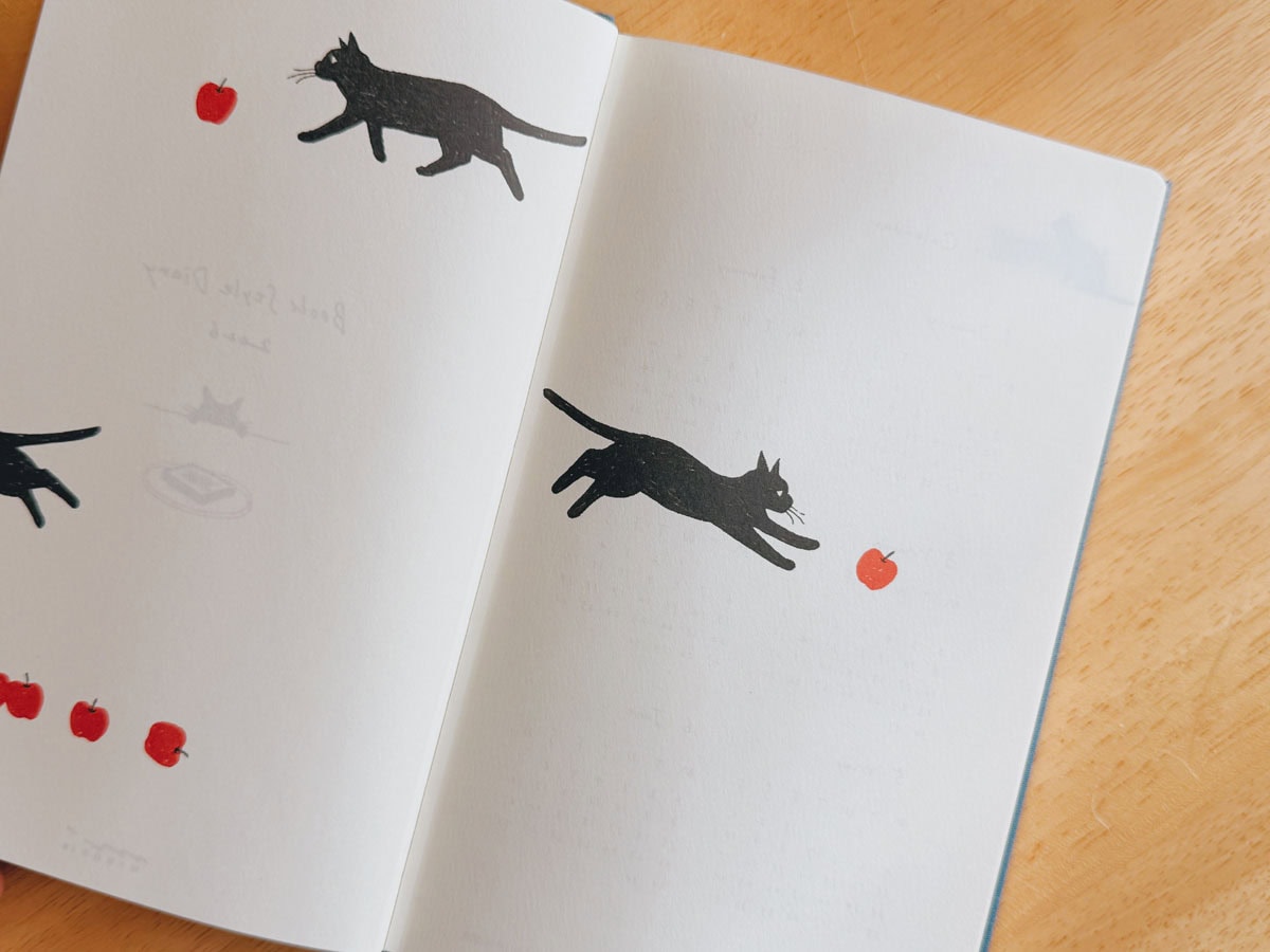 やさしい雰囲気の表紙に、ねこのイラストが箔押しされていて、一目惚れ。 使われている紙は、MIDORIさんが書き味や使いやすさにこだわって作っている、MD用紙です。