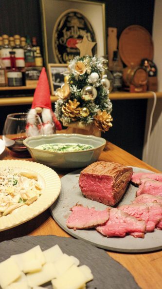 クリスマスには手作りのローストビーフを用意して、ワインで乾杯するのが我が家の定番