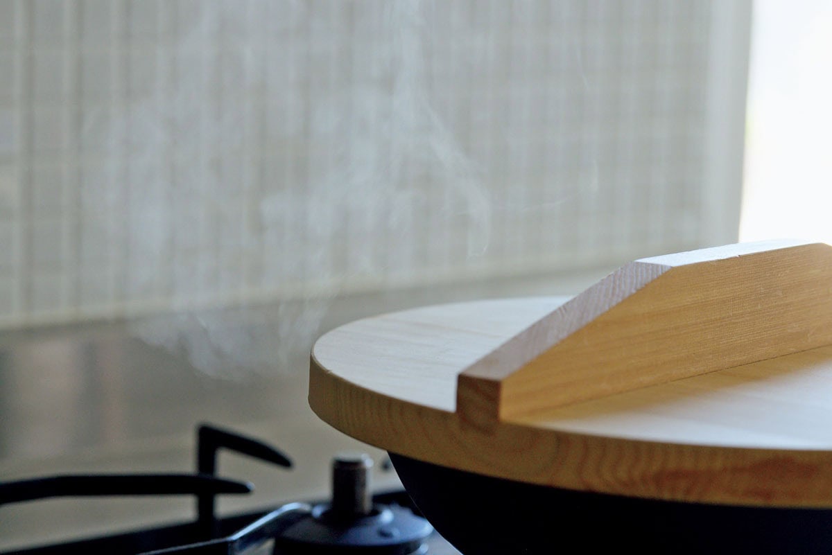 〈ヘゲ〉の直火鍋(木蓋付きセット)は、ヒノキの木蓋で味もむらなく