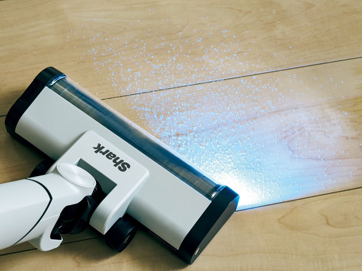 〈シャーク〉のEVOPOWERSYSTEM BOOST+コードレススティッククリーナー LC751JLVは、LEDライト搭載でよく見える