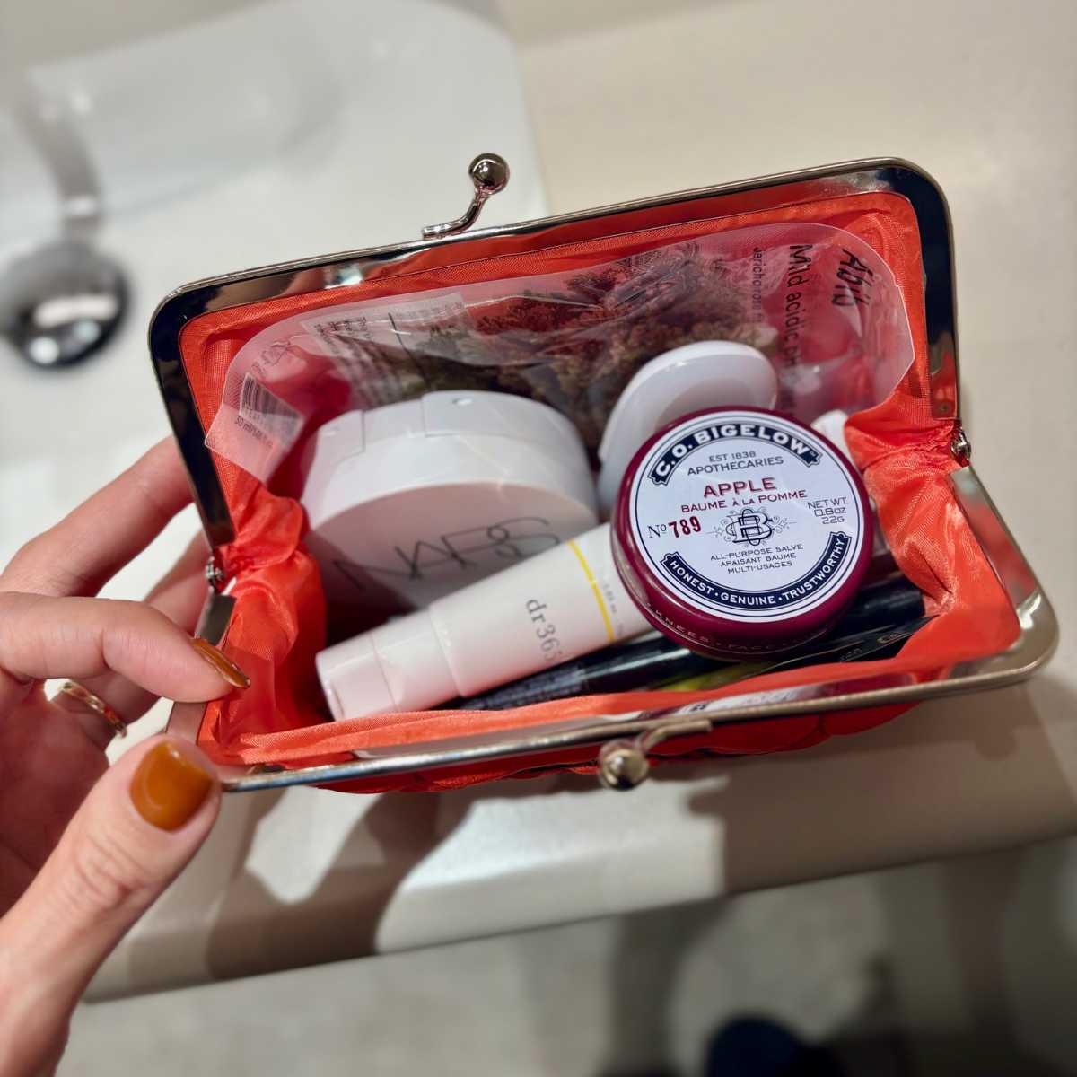 リンネル3月号増刊付録 ハローキティの刺しゅう入りがま口ポーチを開けたところ