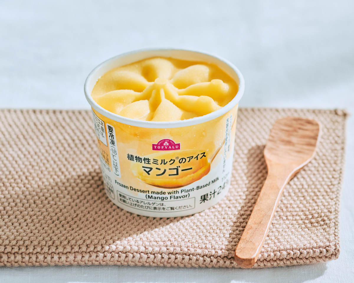 乳製品不使用のイオントップバリュ限定の植物性ミルクのアイスは蓋を開けた時のお花柄がかわいい