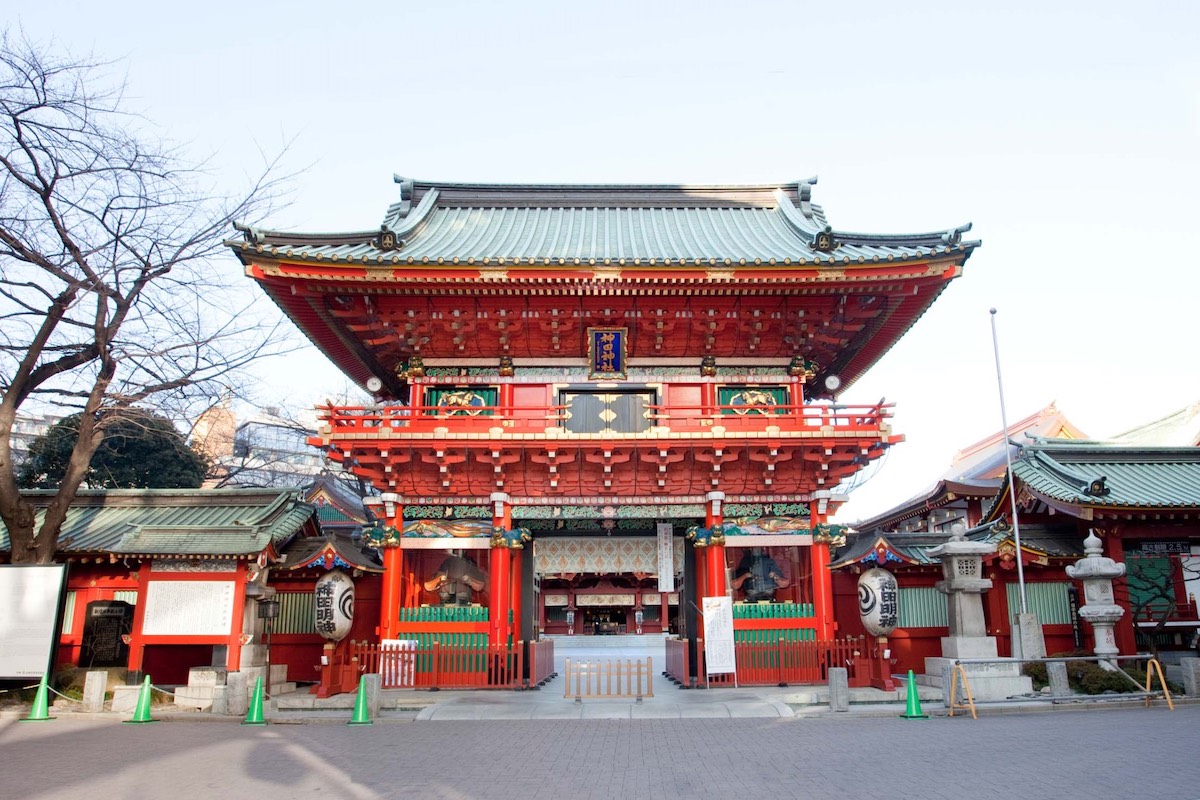 昭和50年に再建された、鮮やかな彩りが目を引く神田神社の隨神門。