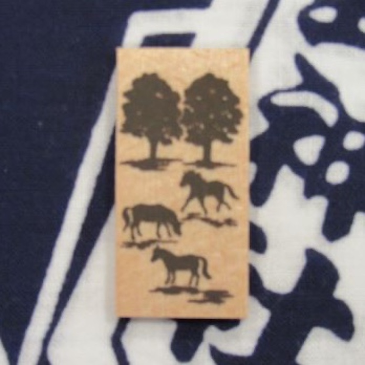 自然と馬への感謝を形にした、木と馬、自然を守るための「キトウマ チャリティー守」。