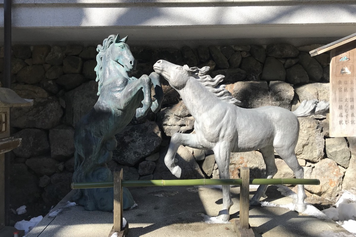 本宮に祀られている黒と白の馬の像。貴船神社 (京都府・京都市左京区)