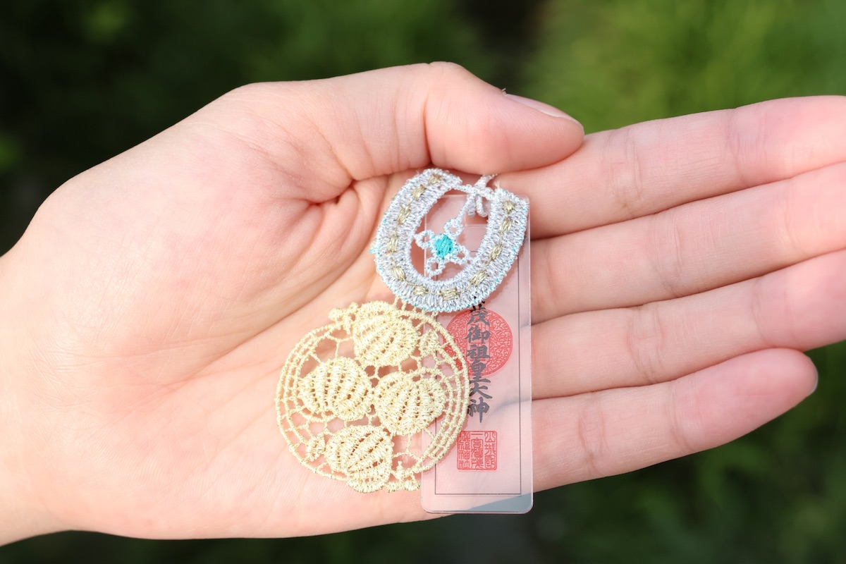 刺しゅう仕立てのレース守り。賀茂御祖神社 (京都府・京都市左京区)