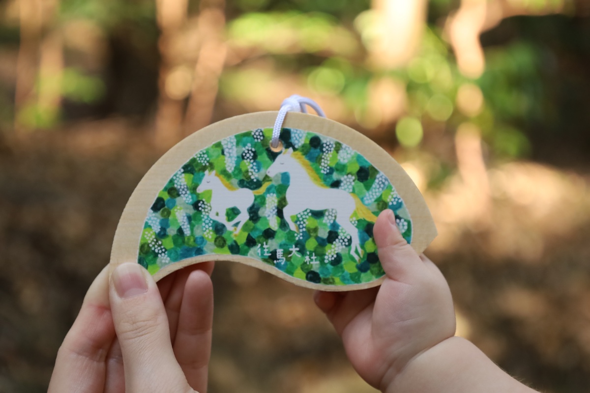 往馬大社の椎の杜と上溝桜を背景に描かれた「夢を描く絵馬」往馬大社 (奈良県・生駒市)