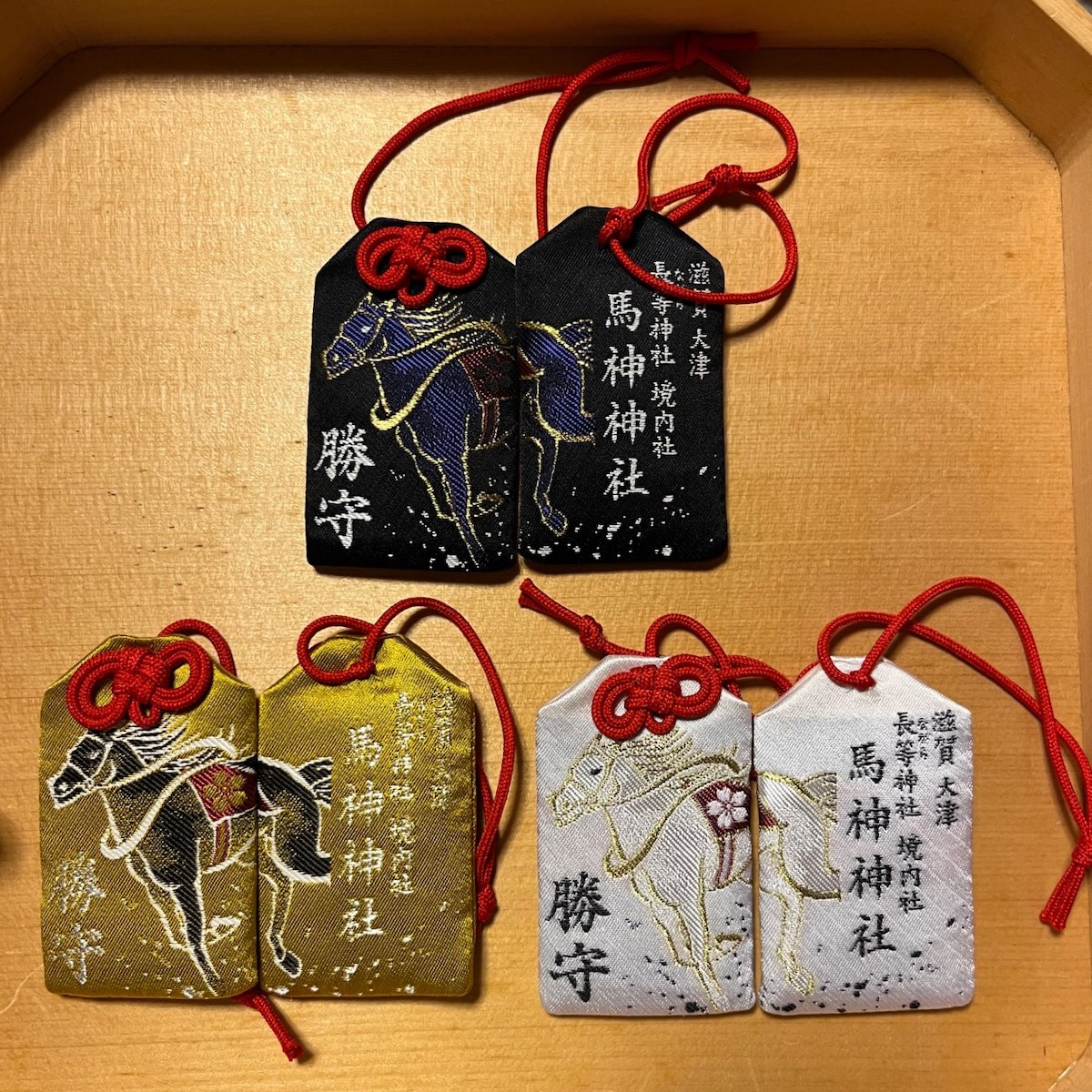 勝負運や前進の象徴とされる馬にちなんだ、馬神神社の「勝守」