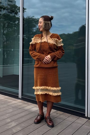 ビームス プレス 片平楓果さんの私服ファッションスナップ。ベロア×シアーのセットアップで旬色ブラウンのワントーンコーデを格上げ